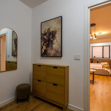 Contemporary Warm-toned With Modern Amenities - Blvd 47b5