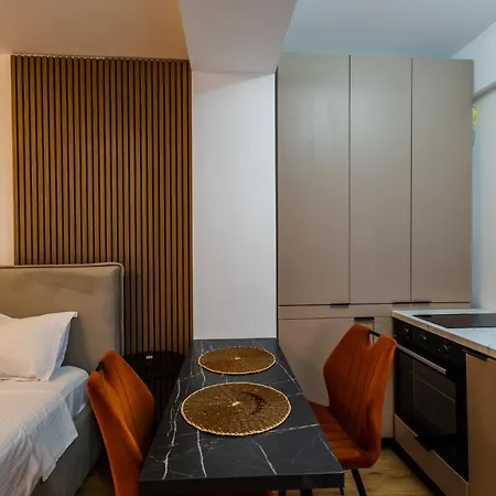 Contemporary Warm-toned With Modern Amenities - Blvd 47b5