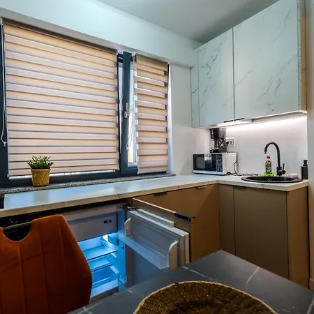 Contemporary Warm-toned With Modern Amenities - Blvd 47b5