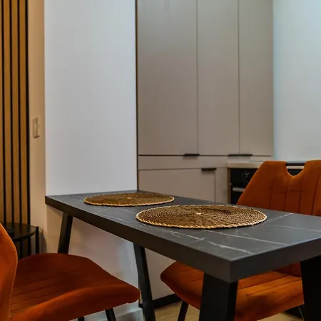 Contemporary Warm-toned With Modern Amenities - Blvd 47b5