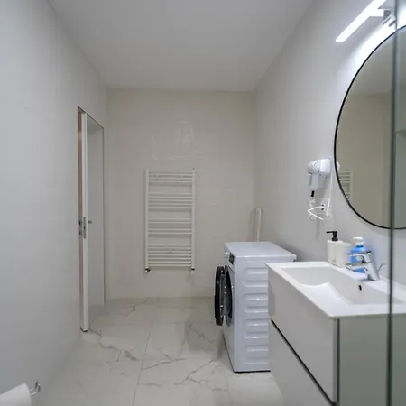 Contemporary Warm-toned With Modern Amenities - Blvd 47b5 公寓