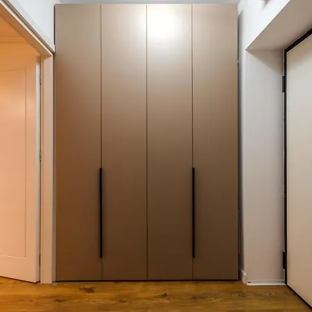 Contemporary Warm-toned With Modern Amenities - Blvd 47b5 Apartment Bucharest