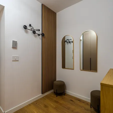 Contemporary Warm-toned With Modern Amenities - Blvd 47b5 Бухарест