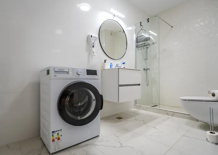 Contemporary Warm-toned With Modern Amenities - Blvd 47b5 Apartament Bucureşti