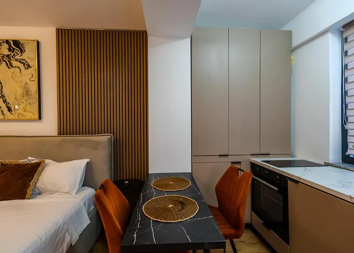 Contemporary Warm-toned With Modern Amenities - Blvd 47b5