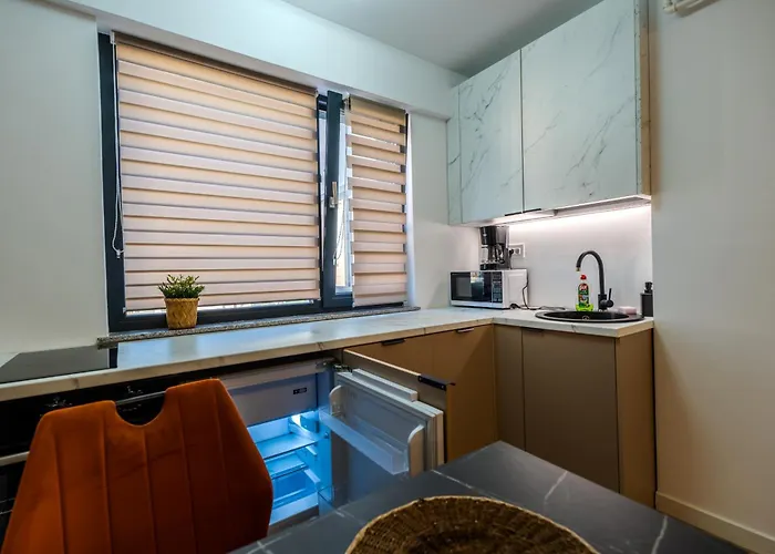 Contemporary Warm-toned With Modern Amenities - Blvd 47b5