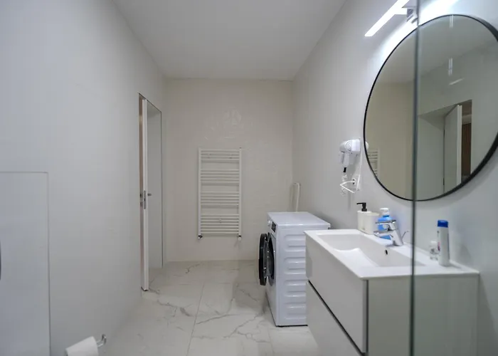 Contemporary Warm-toned With Modern Amenities - Blvd 47b5 アパート