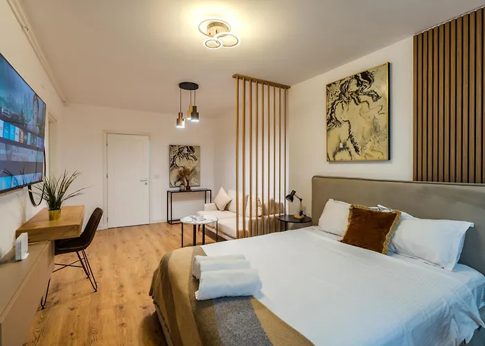 Warm-toned By Blvd 47b5 - Free Parking Apartment *